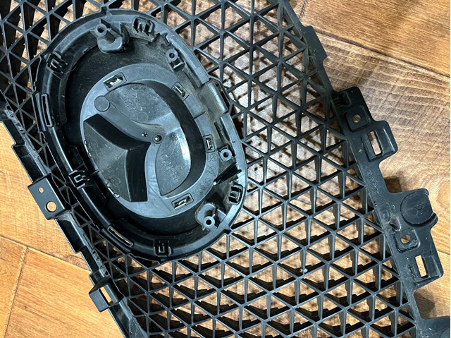 KB8C50719 Mazda Решітка радіатора