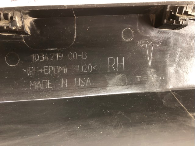 Накладка зовнішня (молдинг) порога, правий 103421900B Tesla