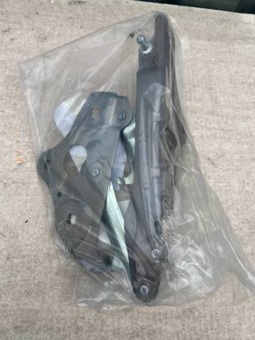 Завіса капота ліва Mercedes A2968800901