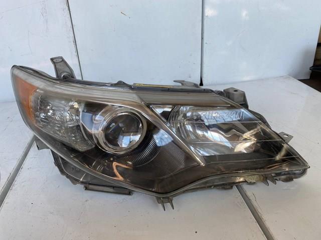 Фара передня права Toyota 8113033611