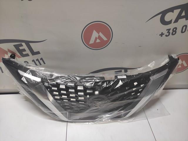Решітка радіатора 623109UF0A Nissan/Infiniti