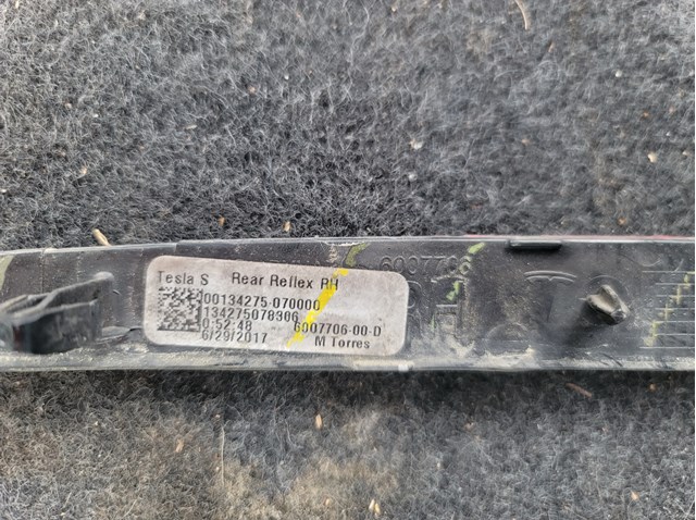 Купити 600770600D Tesla Відбивач бампера заднього правий