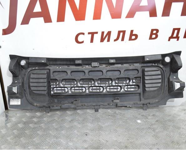 Решітка переднього бампера, центральна 9816749880 Peugeot/Citroen