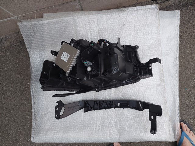 Купити DGJ151030B Mazda Права блок фара