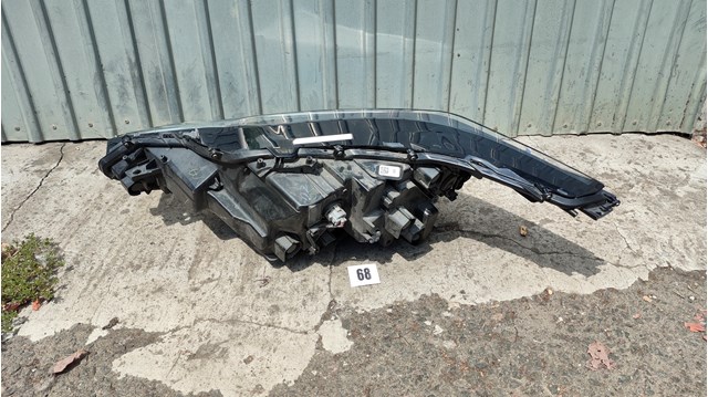 Фара передня права Toyota 811100E580