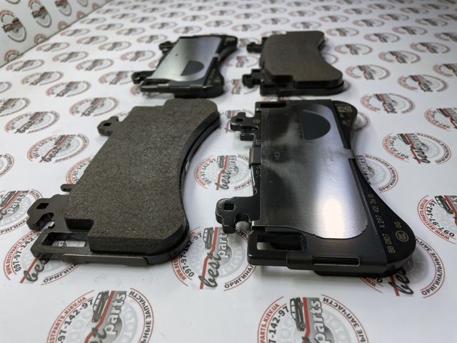 Купити A0004212702 Mercedes Колодки гальмівні передні, дискові