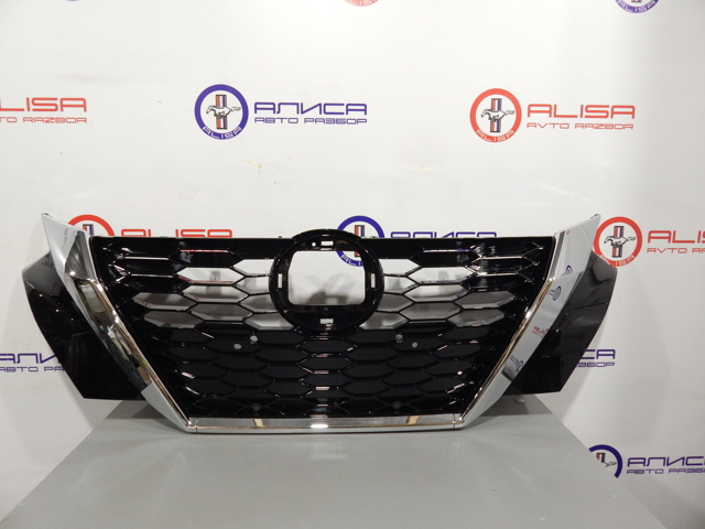Решітка радіатора 623106LB0A Nissan/Infiniti