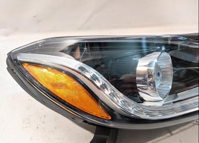 Фара права ZCV111031R Signeda