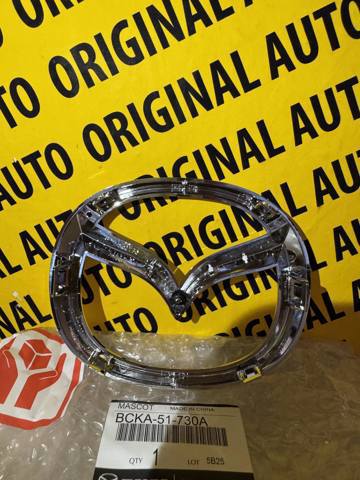 Фірмовий значок на кришку багажника Mazda BCKA51730A