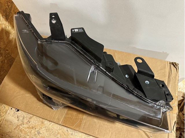 Фара правая Mazda KPF151030 ціна, від 308.27 USD