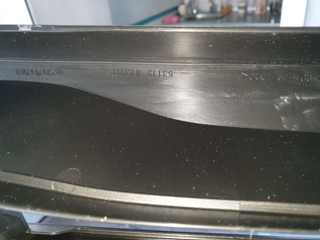Решітка переднього бампера, центральна Toyota 5311247370 ціна, від 159.37 USD
