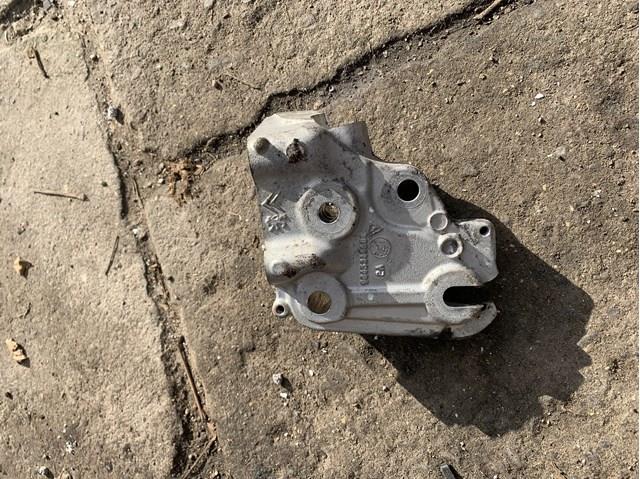 Купити 9805300680 Peugeot/Citroen Кронштейн подушки (опори) двигуна, лівої