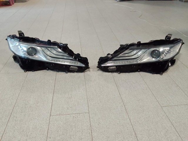 Фара ліва 8118533D72 Toyota