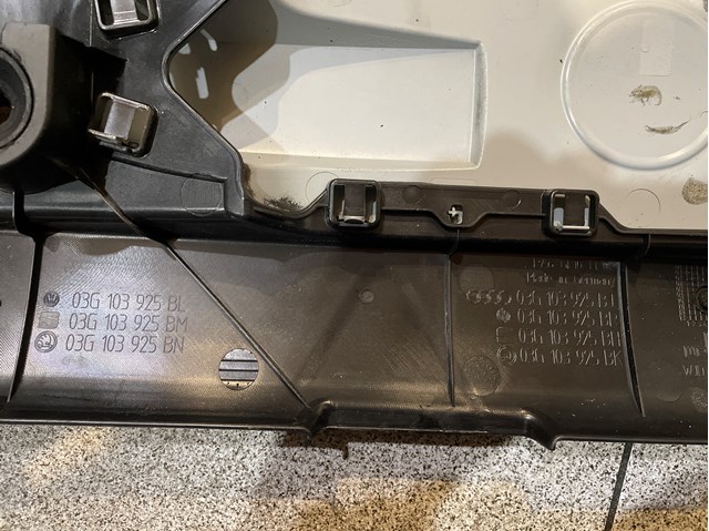 Кришка двигуна декоративна 03G103925BR VAG