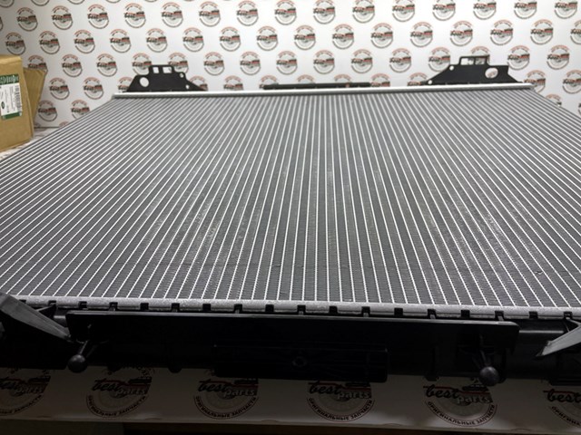 Радіатор LR162127 Land Rover