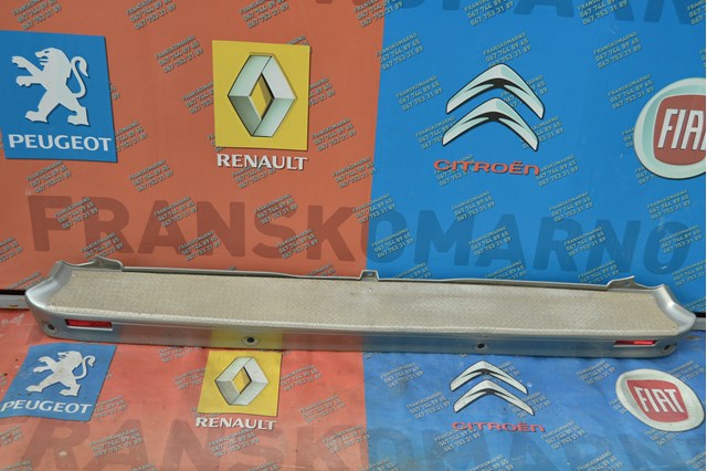 Задній бампер 7701066124 Renault (RVI)