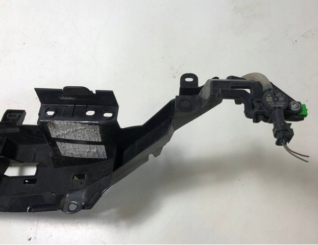 Кронштейн бампера переднього, центральний Land Rover LR061238 ціна, від 203.23 USD