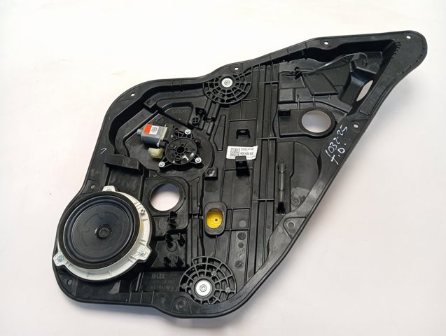 Двигун стеклопод'емника двері задньої, правої 83460AT000 Hyundai/Kia