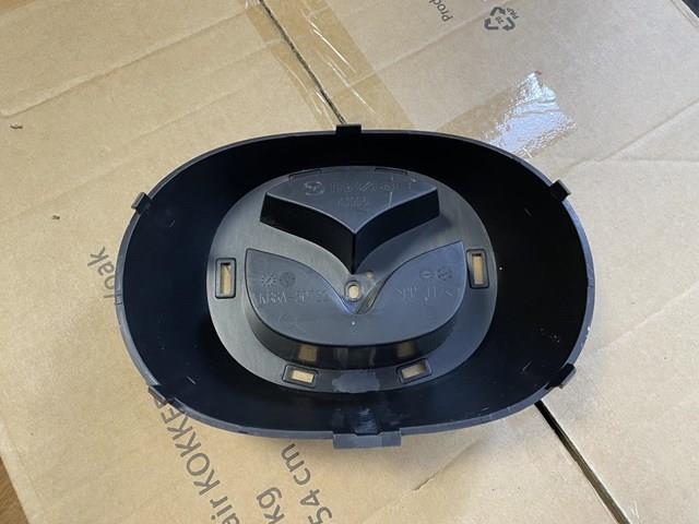 KB8A50722A Mazda Кронштейн емблеми решітки радіатора