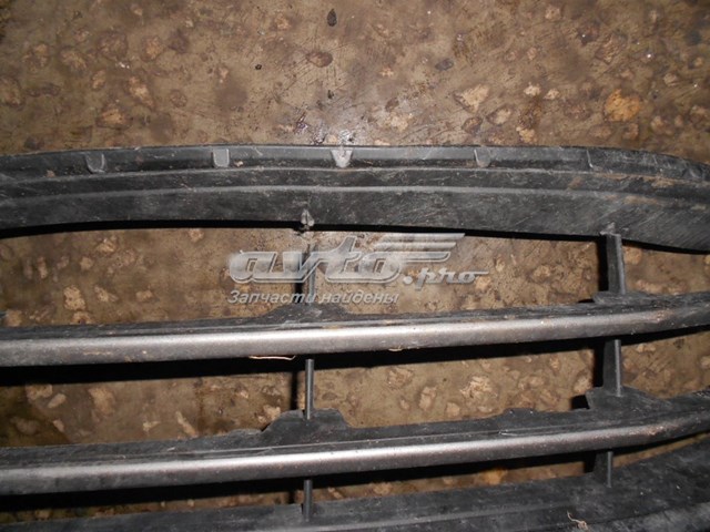 Решітка переднього бампера, центральна 5310260010 Toyota