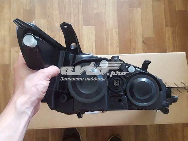 8117006B70 Toyota Фари
