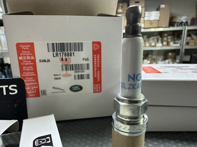 Купити LR178881 Land Rover Свічка запалювання