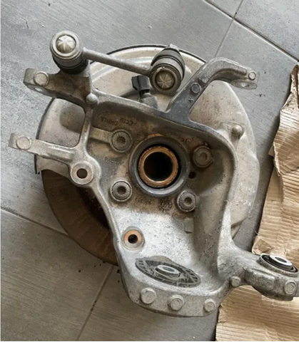 31658319 Volvo Цапфа поворотна ліва