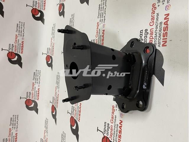 852106RR0A Nissan/Infiniti Кронштейн підсилювача заднього бампера