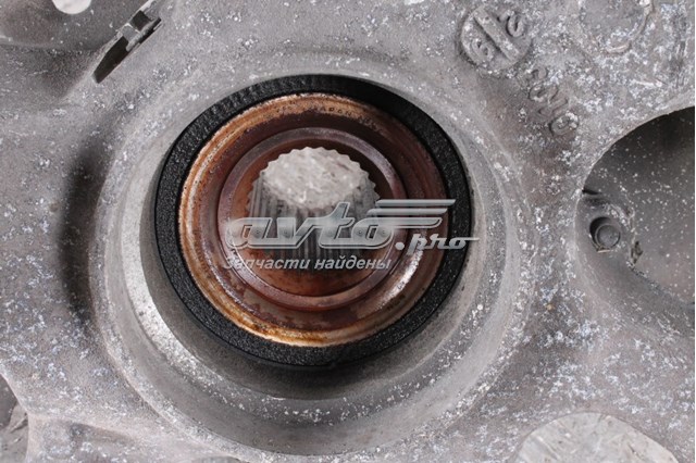 C2P12735 Jaguar Цапфа поворотна права