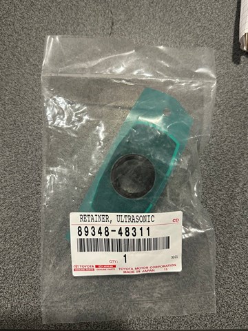 8934848311 Toyota Кронштейн датчика парктроніка, передній боковий