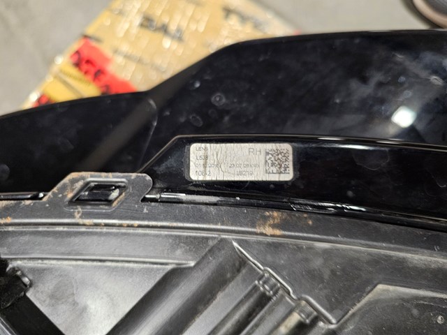 Фара права GJ3213W029 Land Rover