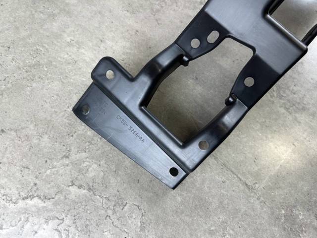 Кронштейн кріплення протитуманною фари, лівою CK5215267AA Land Rover