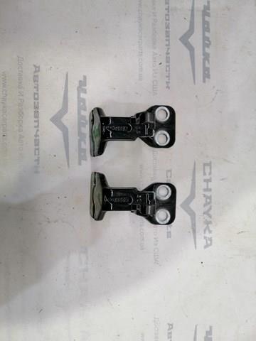 Купити LR027586 Land Rover Петля водійських дверей