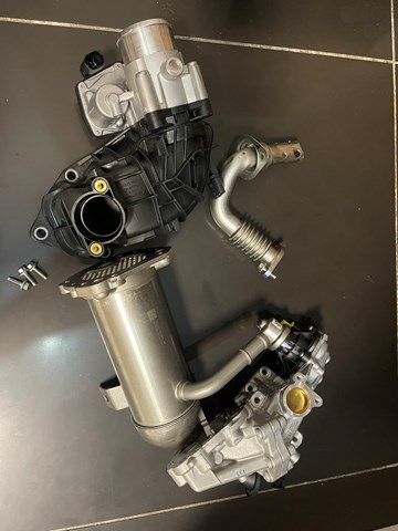 Купити GK2Q9E470AA Ford Патрубок системи рециркуляції ОГ EGR