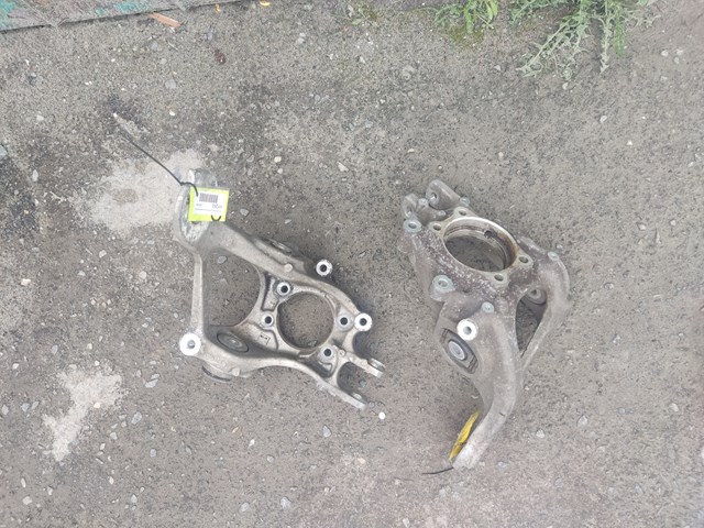 8R0505436A VAG Цапфа поворотна права