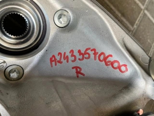 Цапфа - поворотний кулак задній, лівий A2433502301 Mercedes