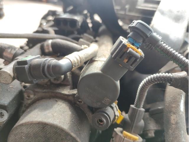 Регулятор тиску палива в паливній рейці General Motors 0281002507