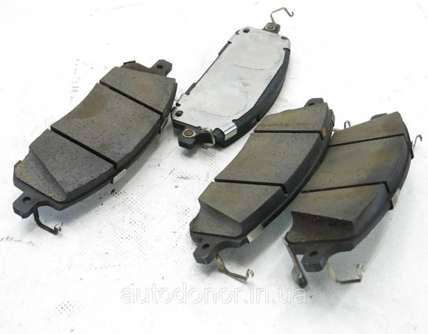 D1M605MT0A Nissan/Infiniti Передні гальмівні колодки