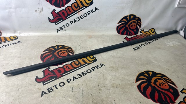 Молдинг опускного скла нижній, двері передньої, правої 5NN8374785AP VAG