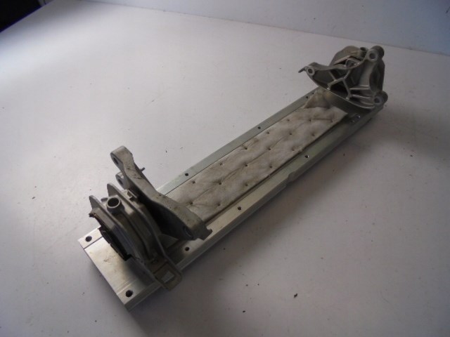 Кронштейн подушки (опори) двигуна, верхній Peugeot/Citroen 9826322080