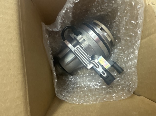 Купити LR121418 Land Rover Насос охолоджуючої рідини