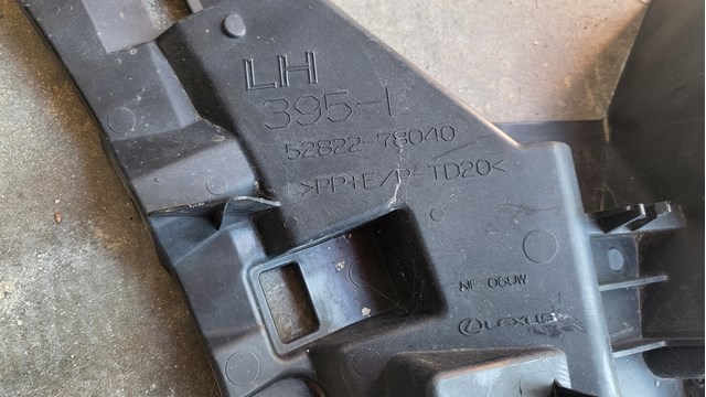 Решітка переднього бампера, внутрішня ліва Toyota 5282278040