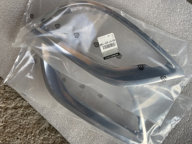 620723719R Renault (RVI) Молдинг решітка бампера переднього