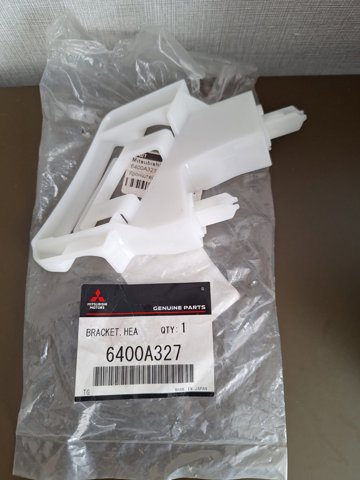 6400A327 Mitsubishi Кріплення фари передньої, лівої
