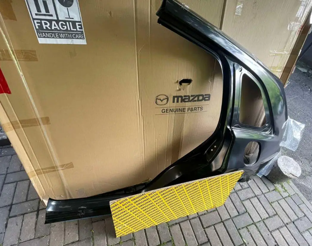 Крило заднє ліве Mazda KMY671410