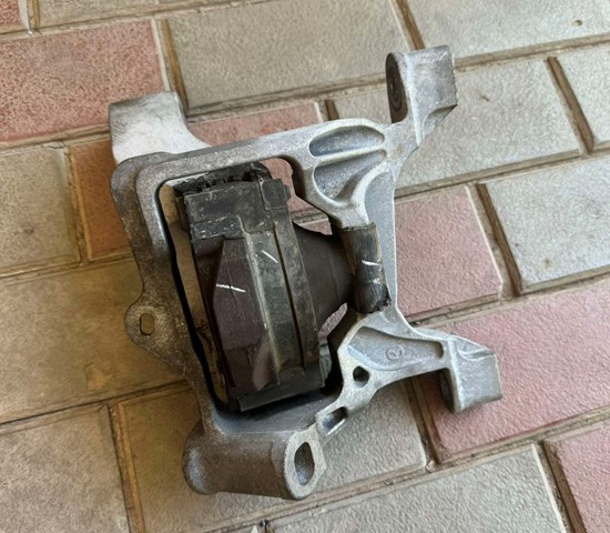 Права опора двигуна Mazda K15639060