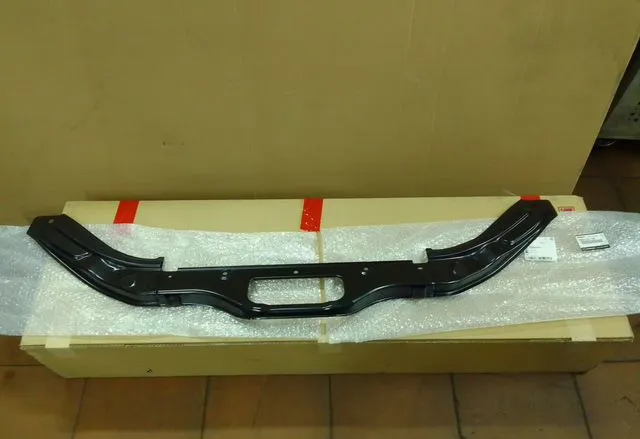 Кронштейн супорту радіатора нижнього KB7W53150B Mazda