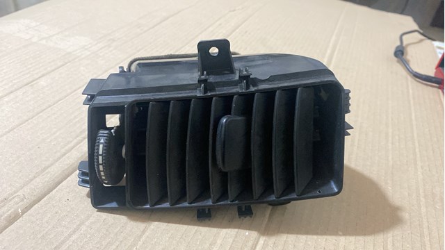 Купити A9068300054 Mercedes Решітка повітропровода ліва
