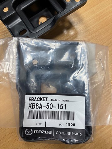 Кронштейн решітки радіатора Mazda KB8A50151