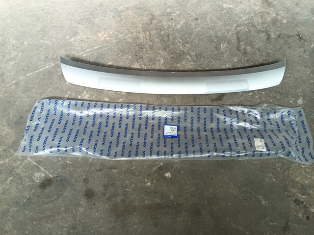 31407946 Volvo Накладка бампера переднього